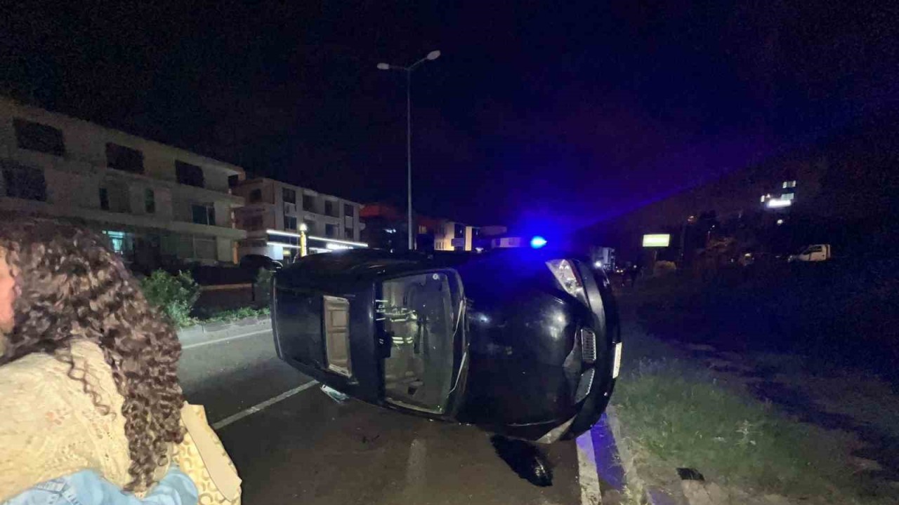 Sinop’ta kontrolden çıkan araç yan yattı