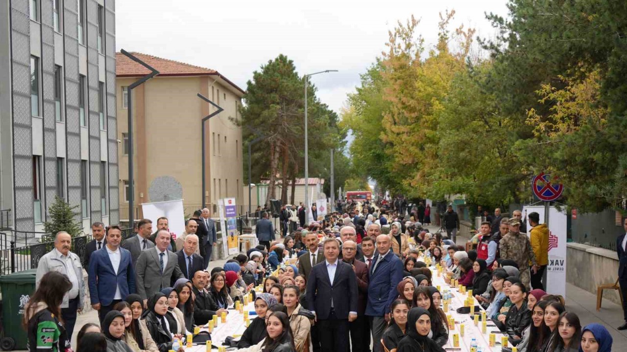 Üniversite öğrencilerine hoş geldiniz kahvaltısı