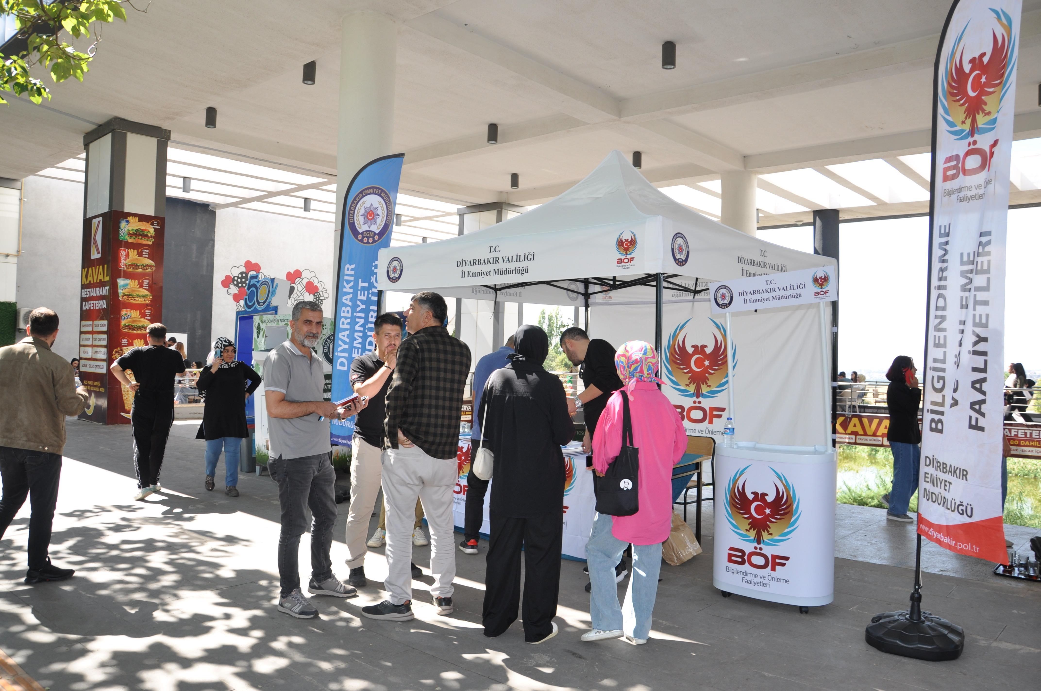 Emniyetten Dicle Üniversitesi'nde öğrencilere yönelik bilgilendirme faaliyeti