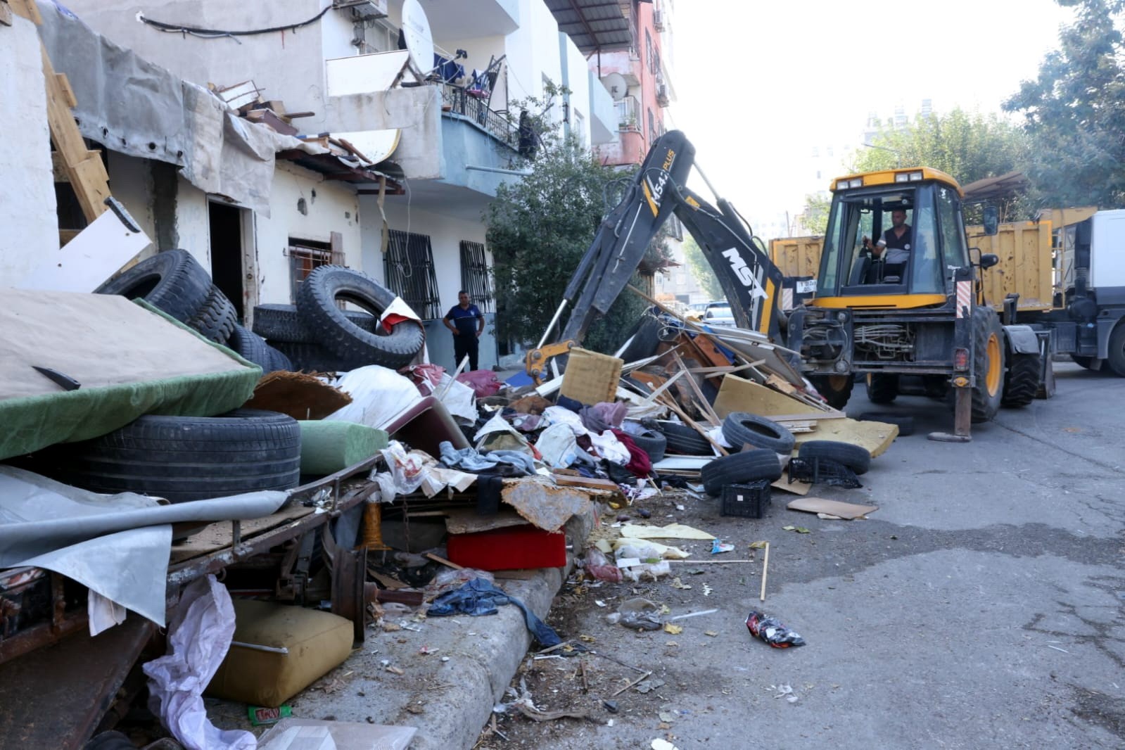 Mersin'de çöp evden tonlarca atık çıktı