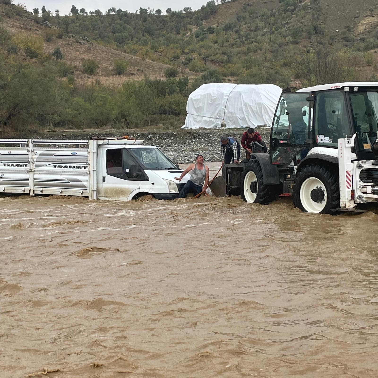 Diyarbakır'da aşırı yağış sonucu şoför mahsur kaldı