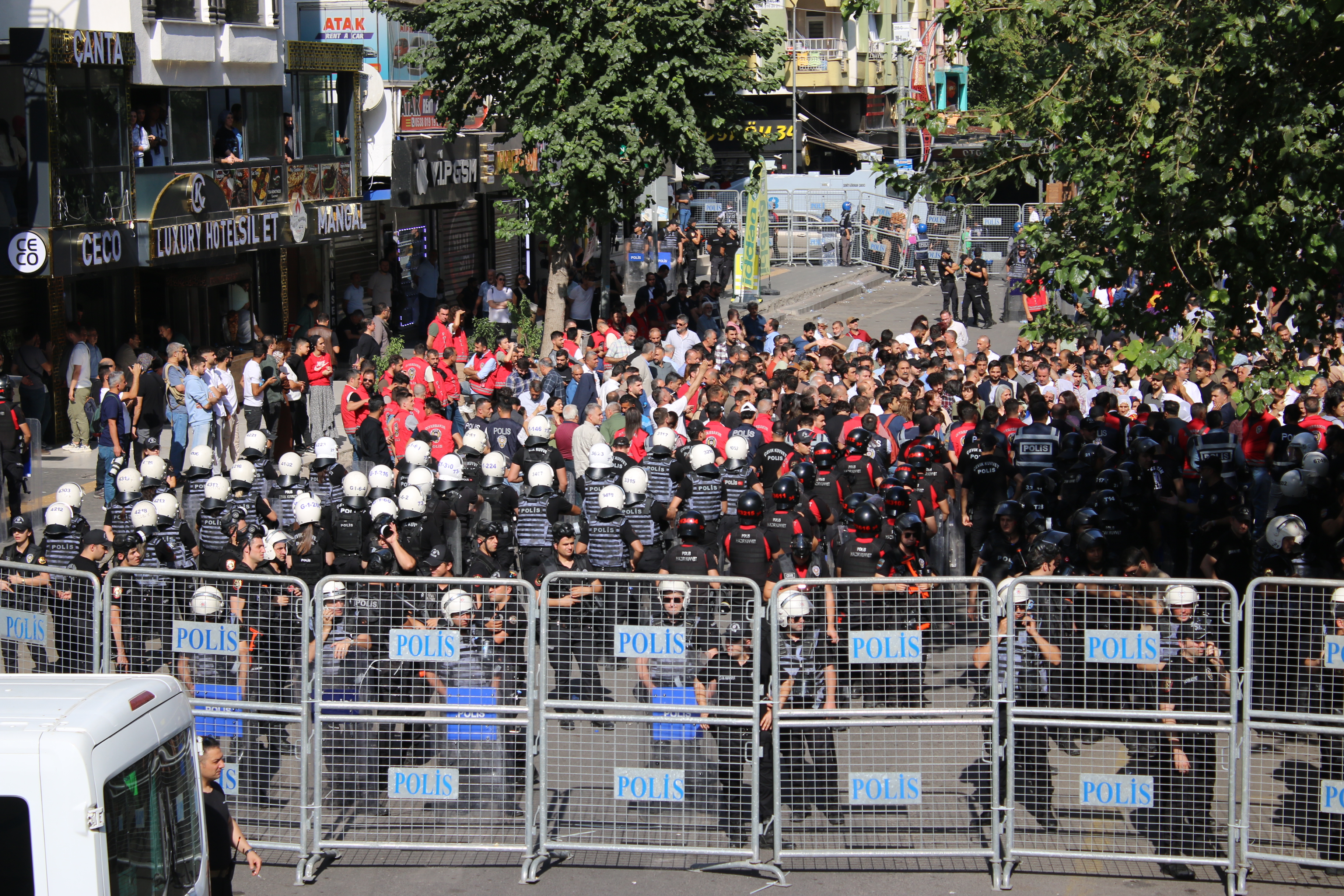 Diyarbakır'da Dem Parti'nin Izinsiz Gösterisinde 6 Gözaltı (4)