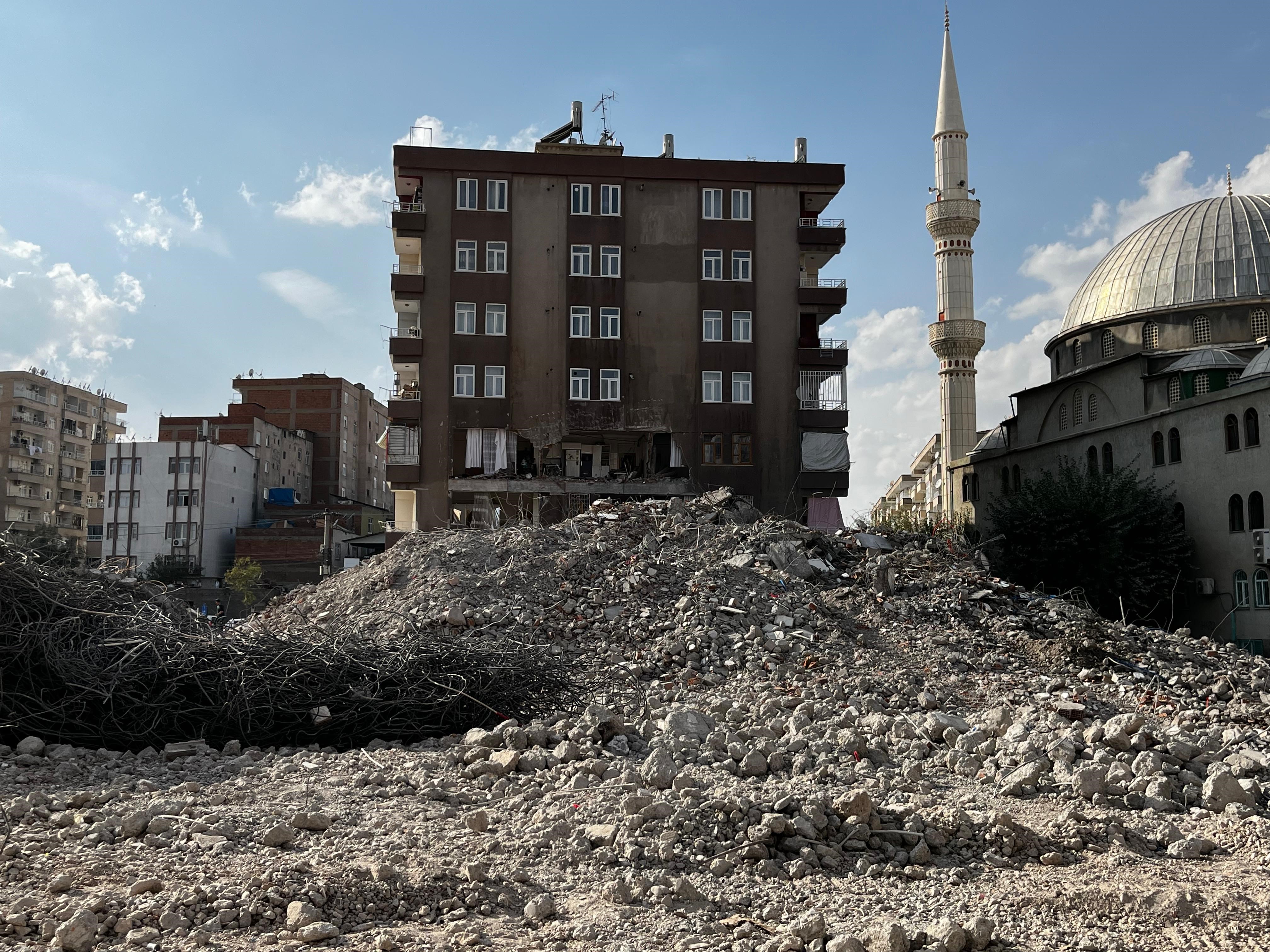 Hasarlı Binayı Yıkarken, Sağlam Binayı Da Yıktılar! (2)