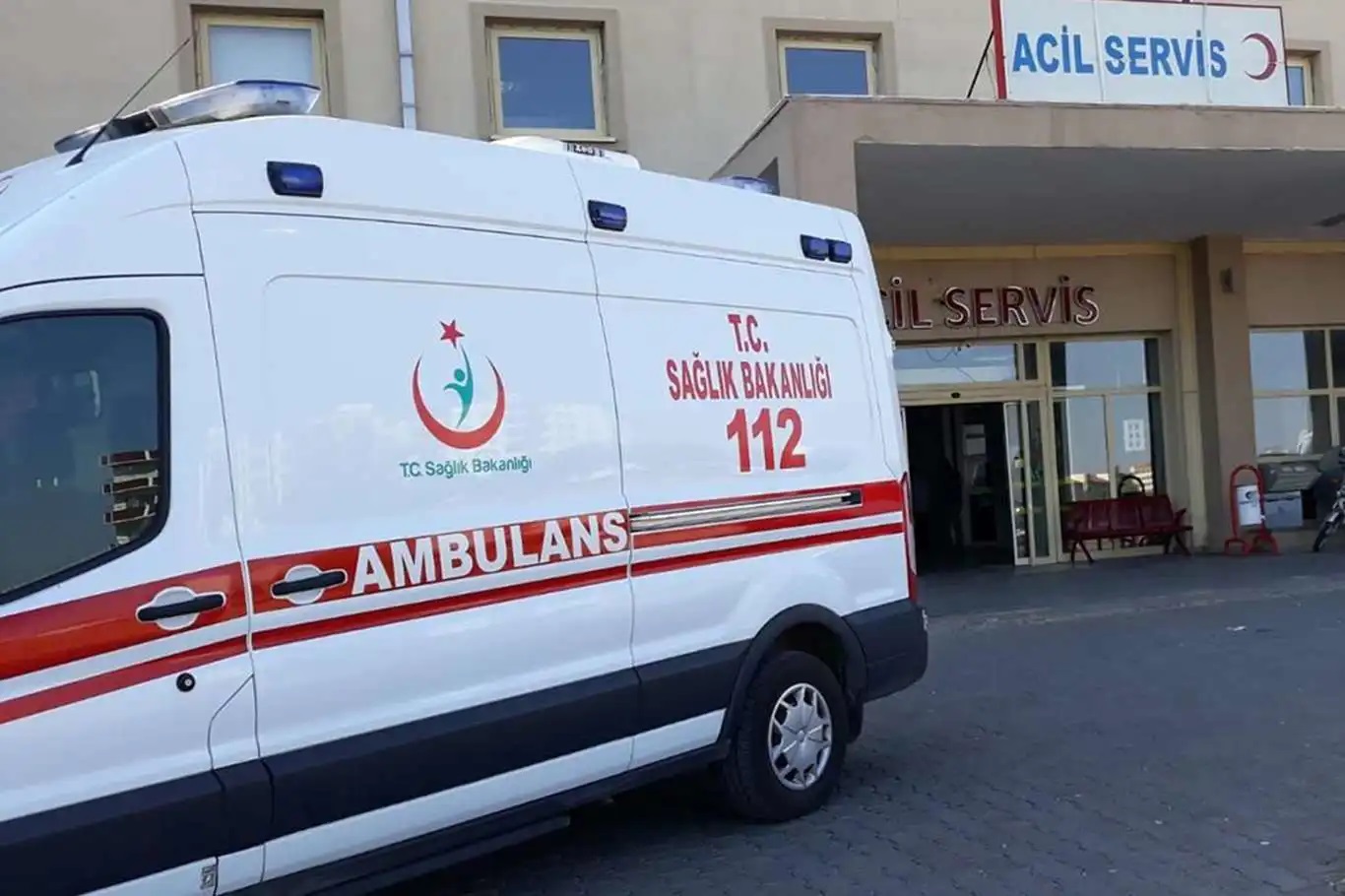 Kamyonet ile minibüs kafa kafaya çarpıştı: 11 yaralı