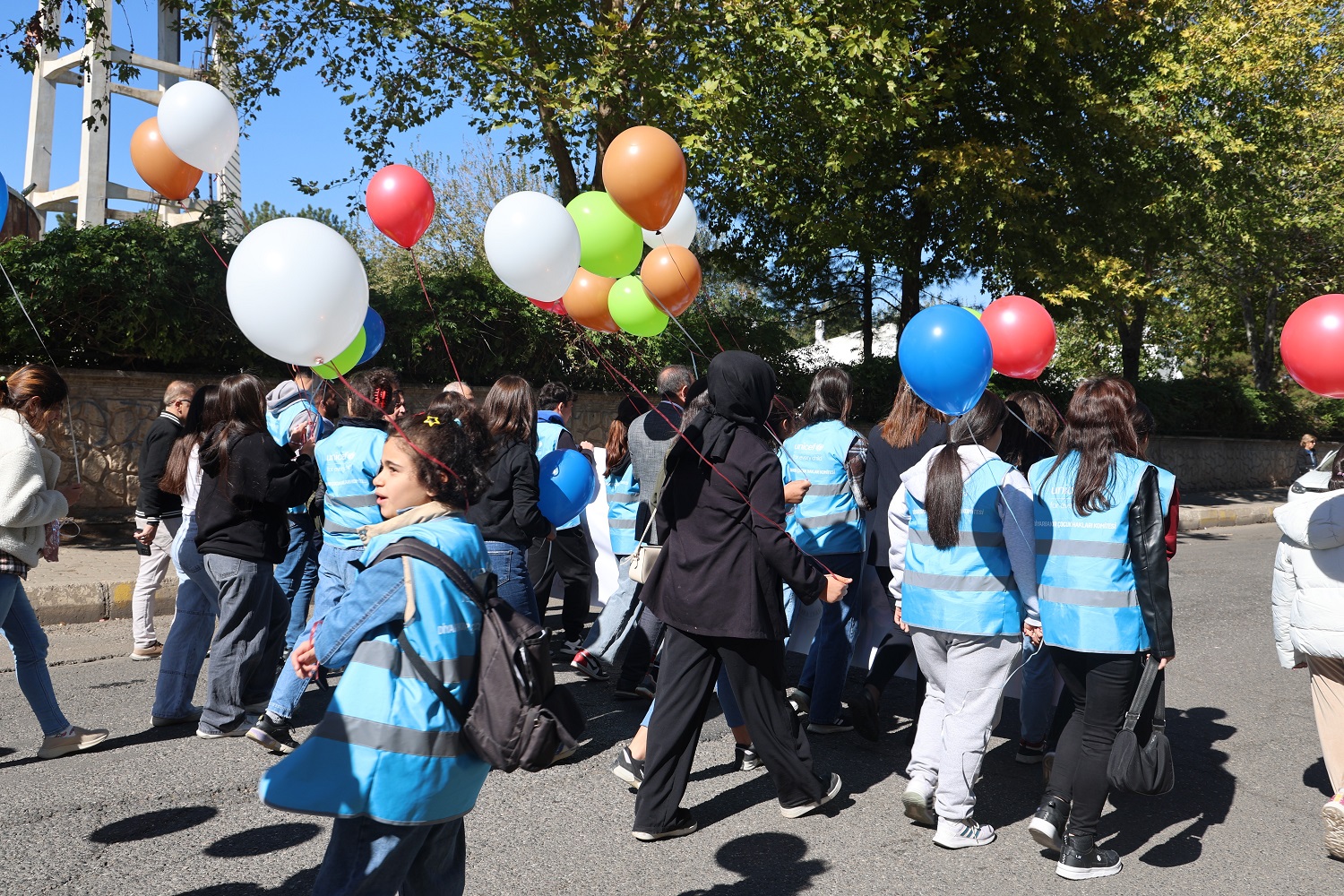 Diyarbakır'da kızlar dünya çocuklar günü için yürüdü