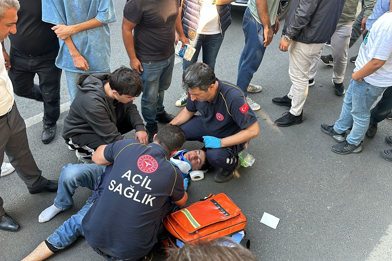 Motosiklet yolun karşısına geçmeye çalışan yayaya çarptı: 2 ağır yaralı