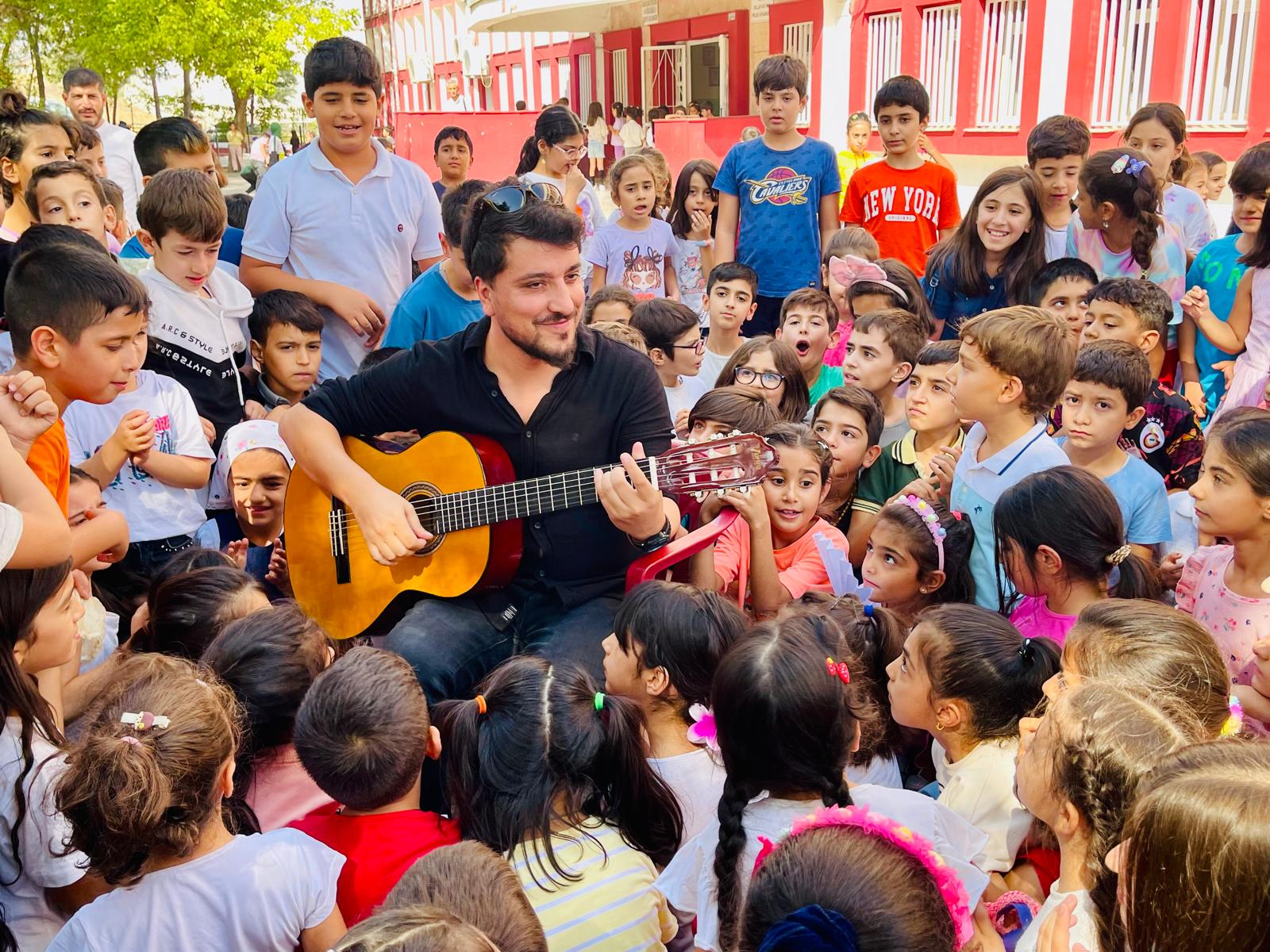 Okul Müdürü Gitar çaldı, öğrenciler söyledi