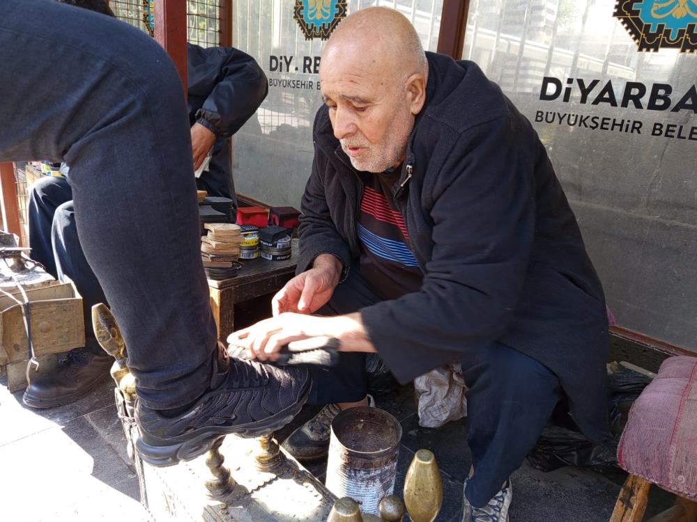 Diyarbakır'da 62 yaşında ayakkabı boyacılığı yapıyor