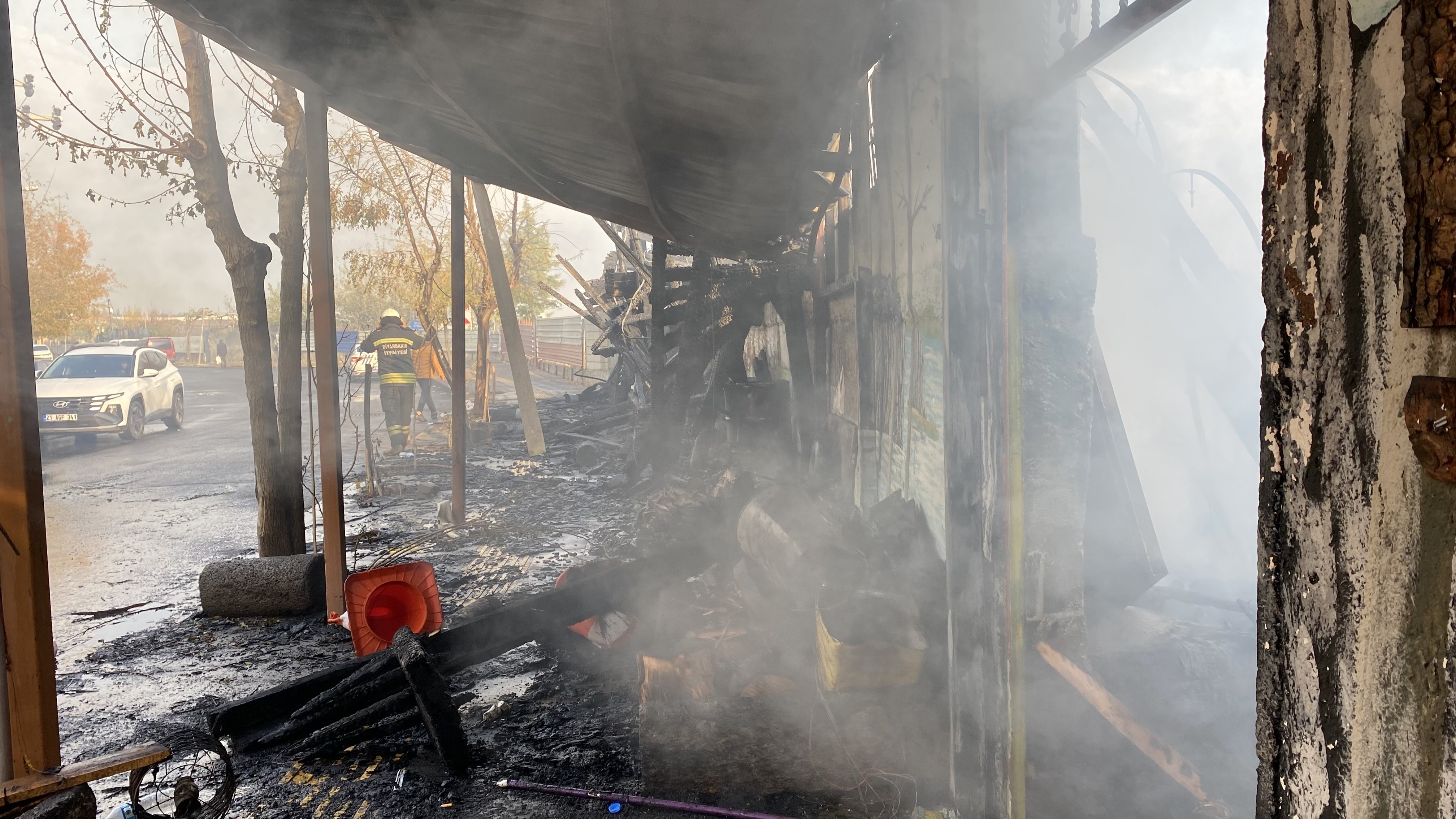 Diyarbakır'da kafe alevlere teslim: 2 kafe alev alev yandı