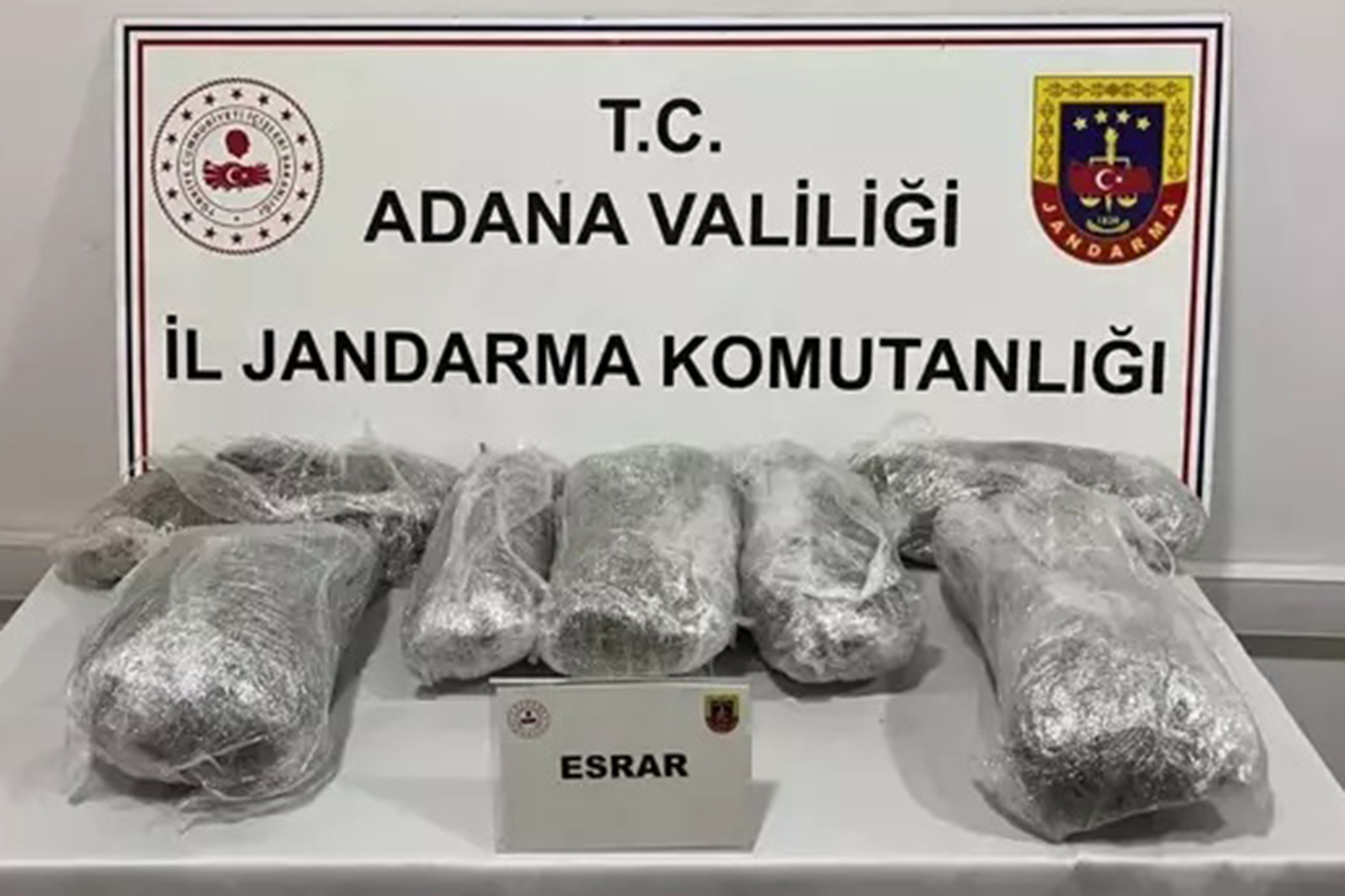 Adana'da bir otomobilde esrar ele geçirildi