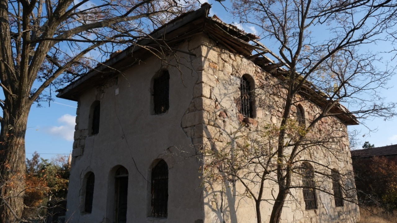 Asırlık Camii harabeye döndü