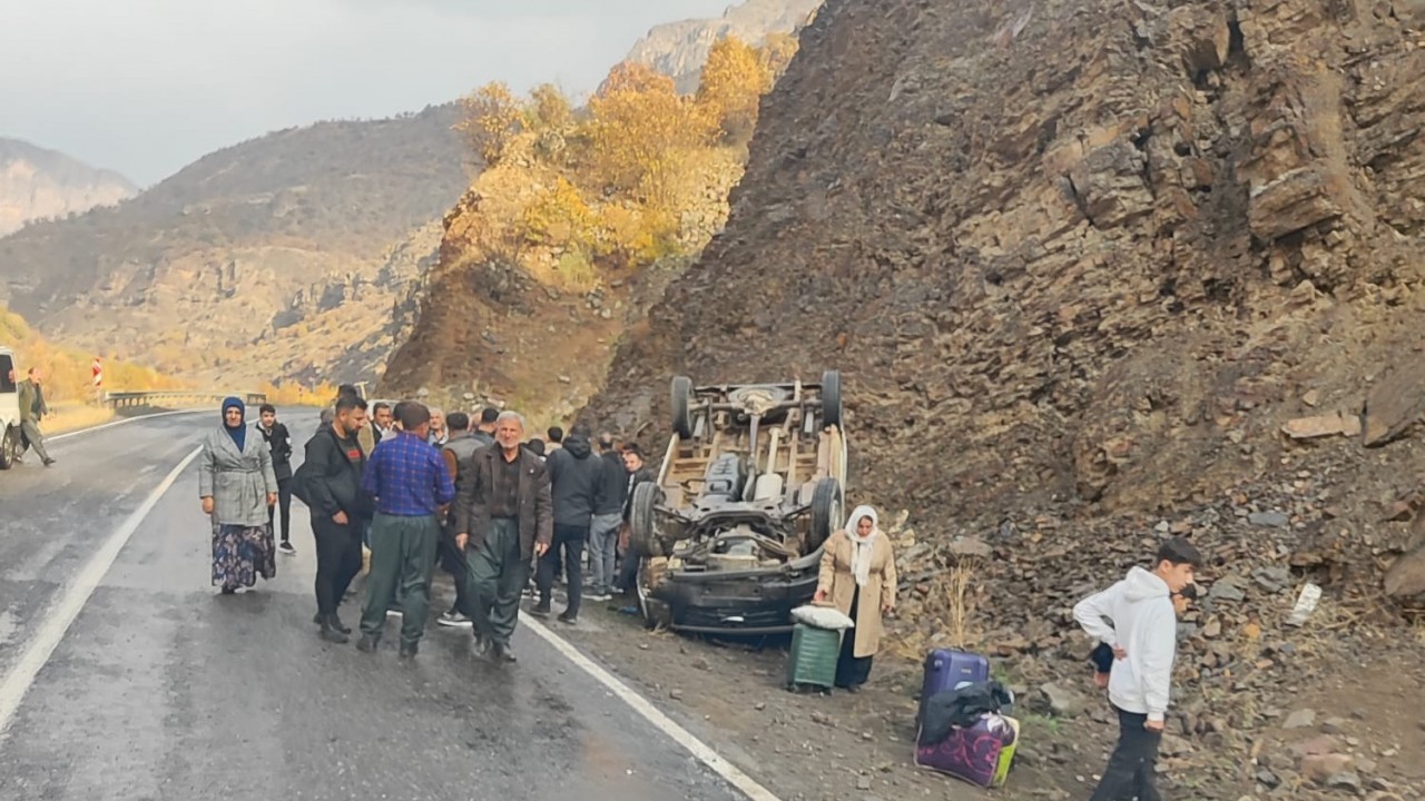 Hakkari'de minibüs takla attı: 11 yaralı