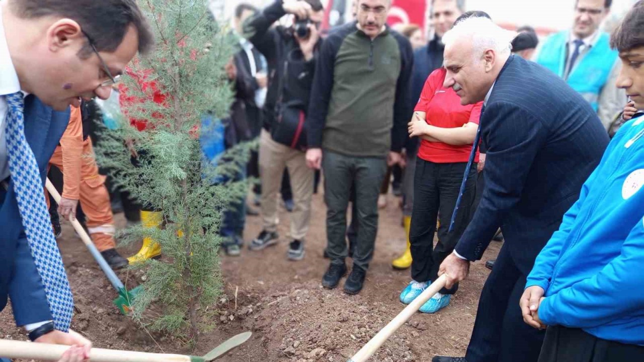 Diyarbakır’da fidanlar toprakla buluştu