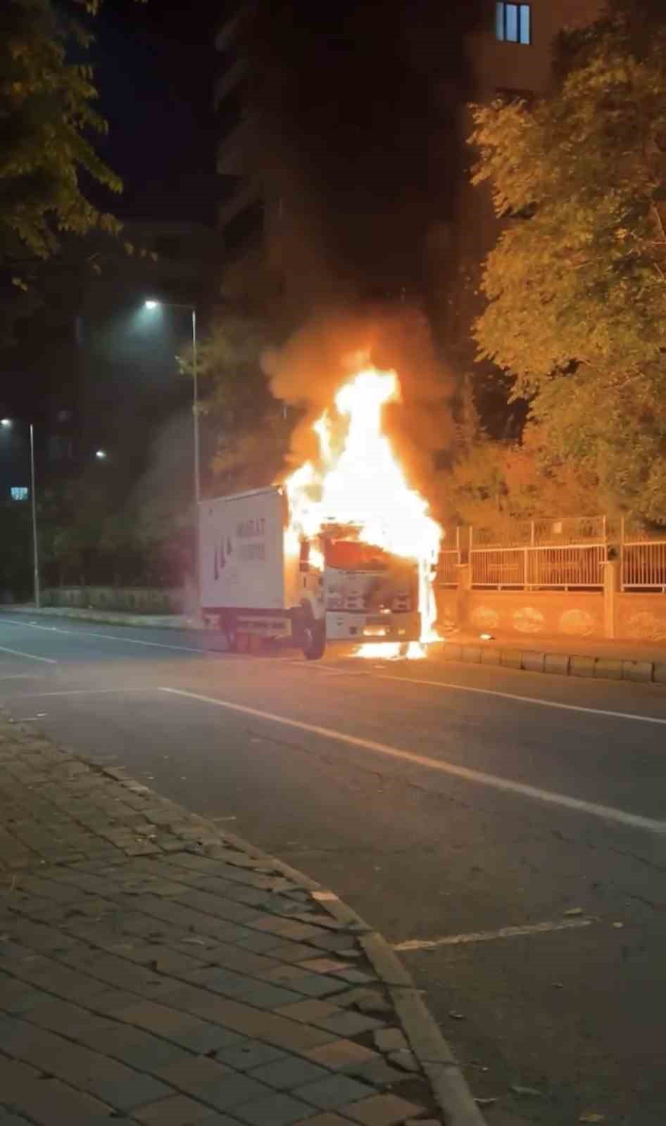 Diyarbakır’da seyir halindeki tır alevlere teslim