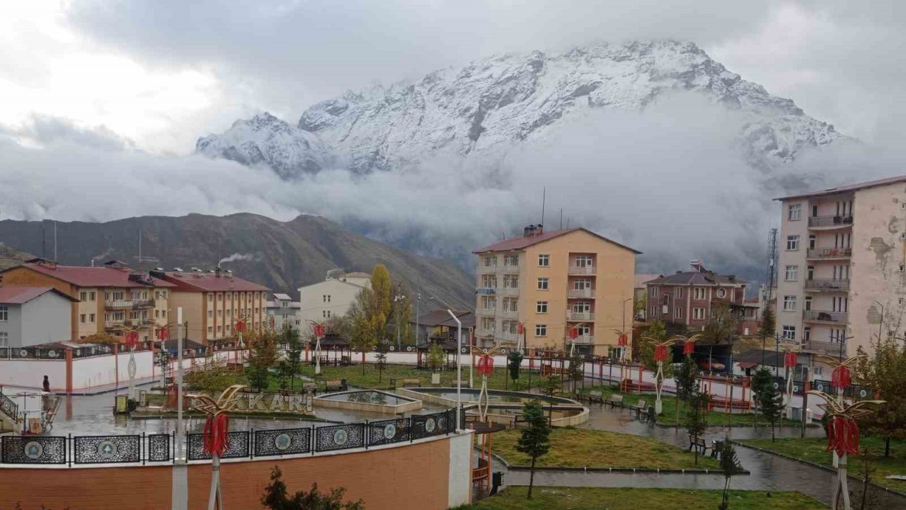 Dağlar gelinlik gibi beyaza büründü