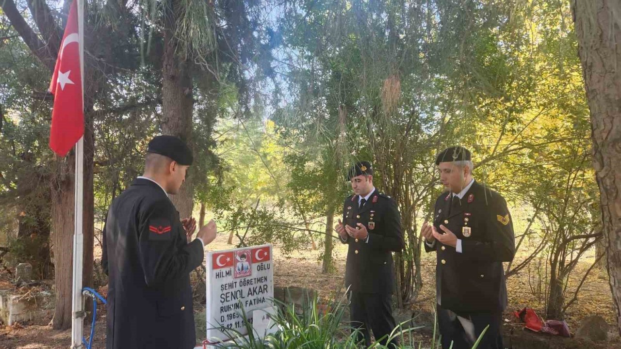 İlk şehit öğretmen mezarı başında anıldı