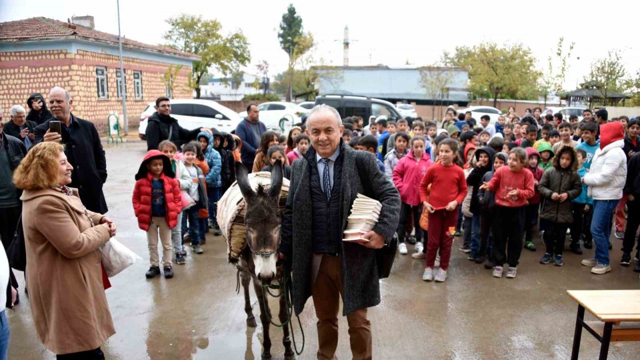 İmza gününe eşekle geldi