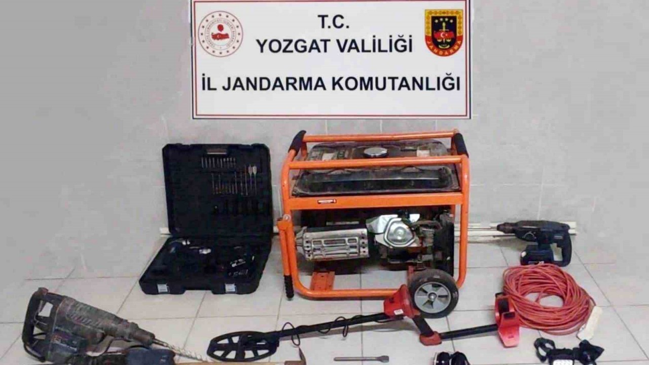 Kaçak kazı yapınca suçüstü yakalandılar