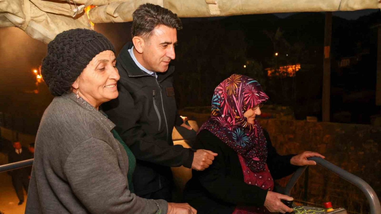 Kaptan koltuğundaki köy yoluna ilk asfaltı döktüler