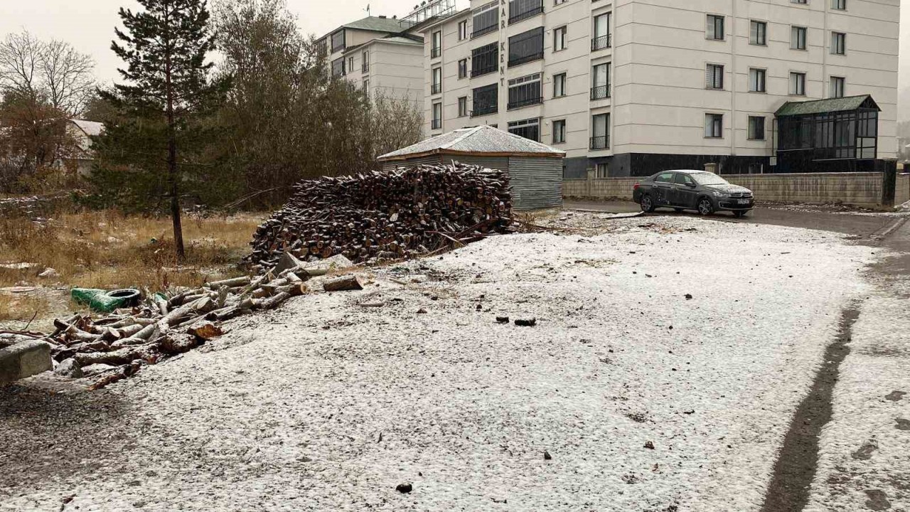 Karlıova’ya sonbahar mevsiminde kar düştü