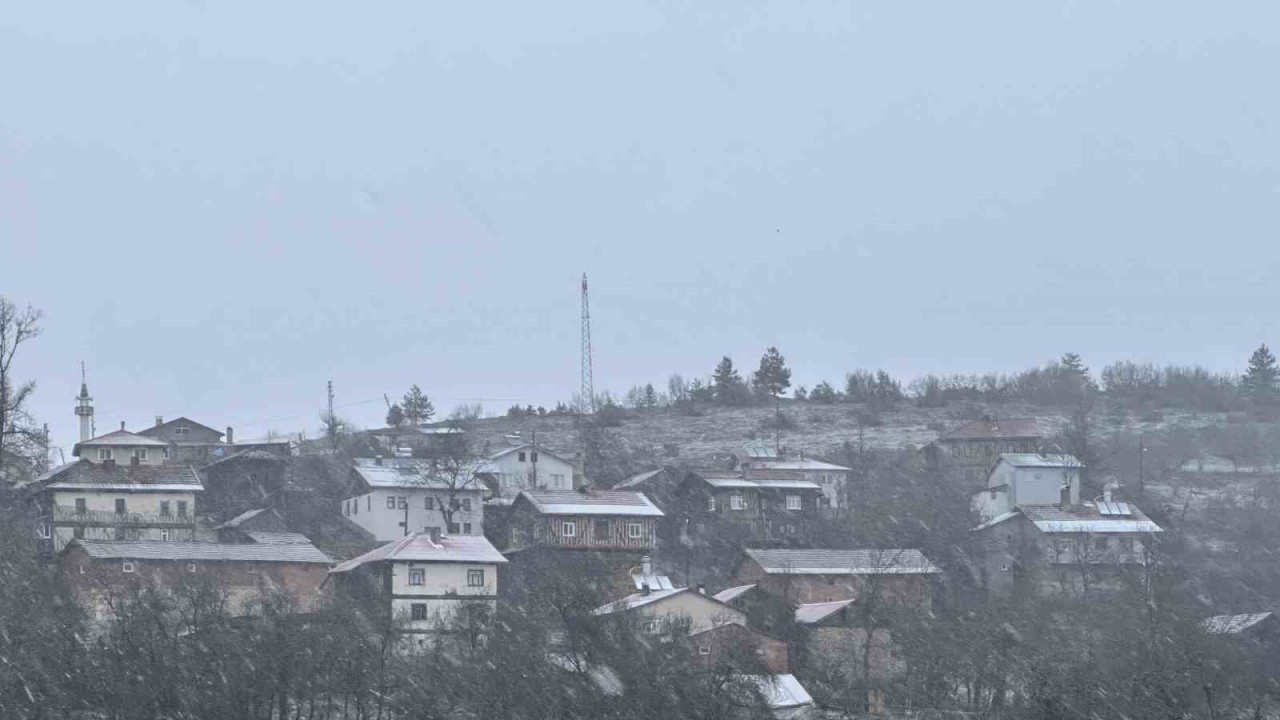 Kastamonu’da kar yağışı başladı, yollar beyaza büründü