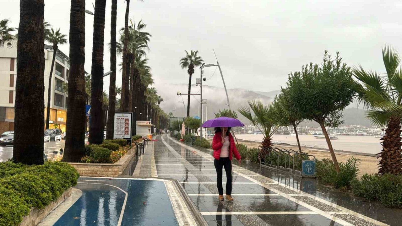 Marmaris’te sağanak yağış etkisini sürdürüyor