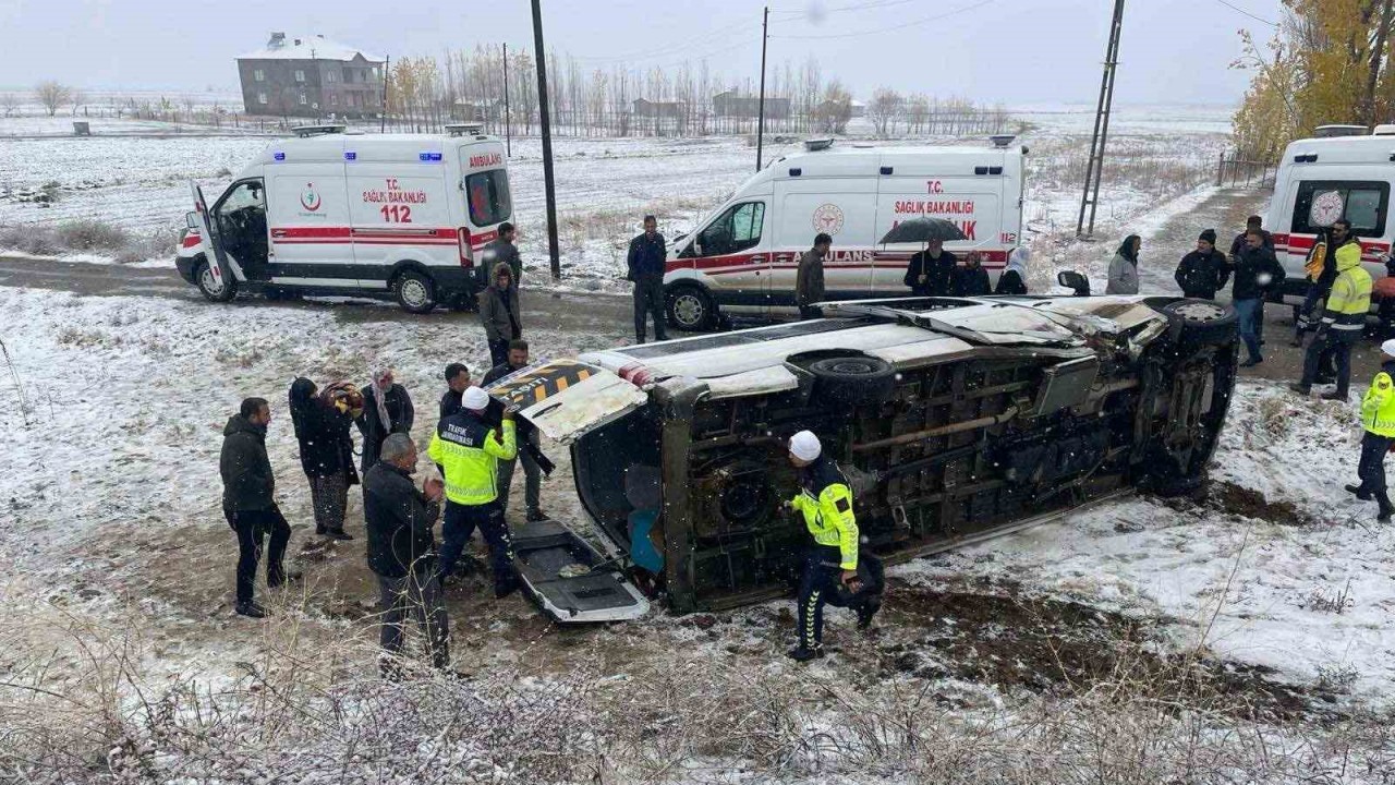 Muş’ta servis minibüsü devrildi