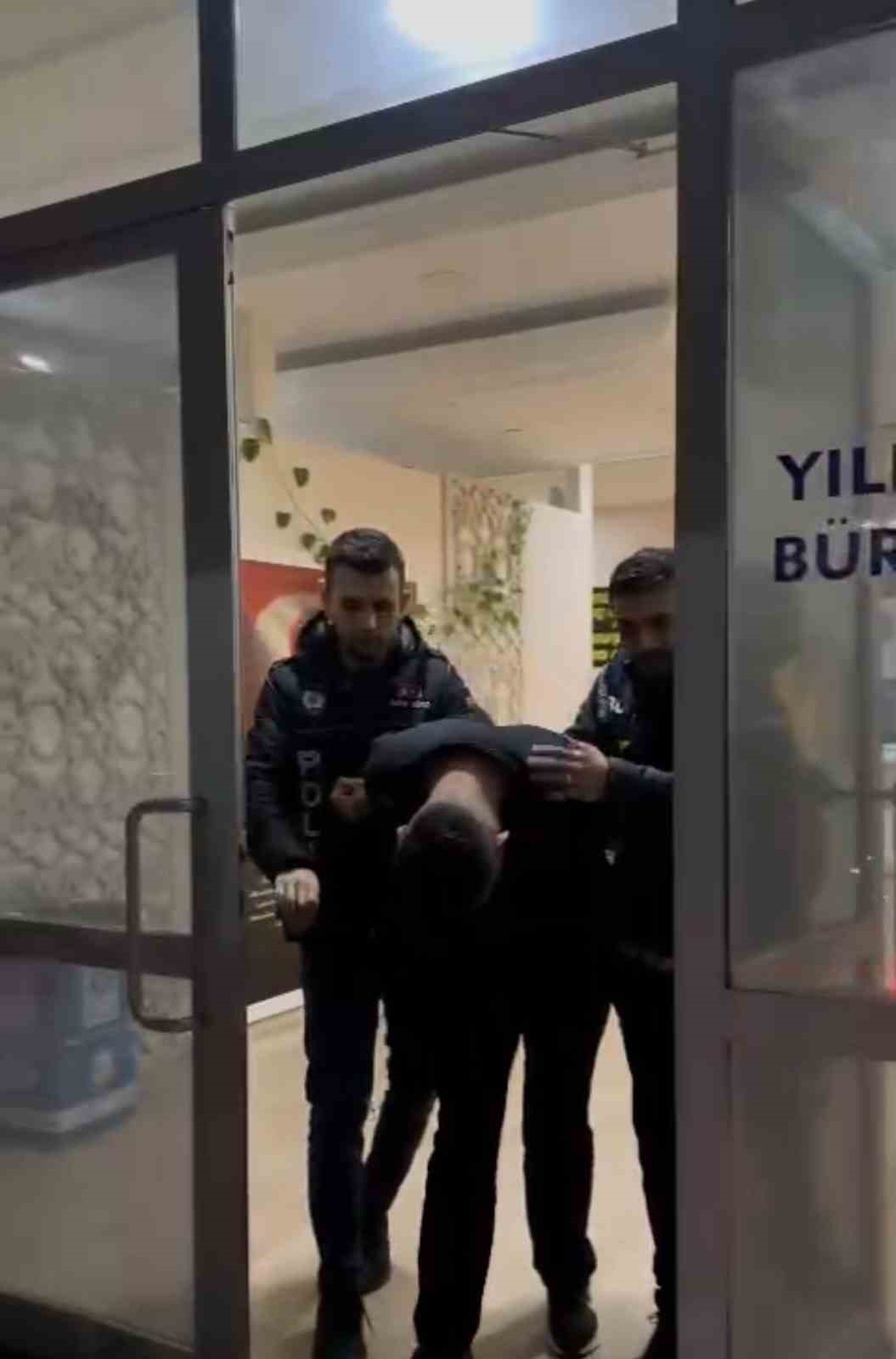 Polise verdiği kimlik sahte çıktı! 34 yıl hapis cezasıyla aranıyormuş