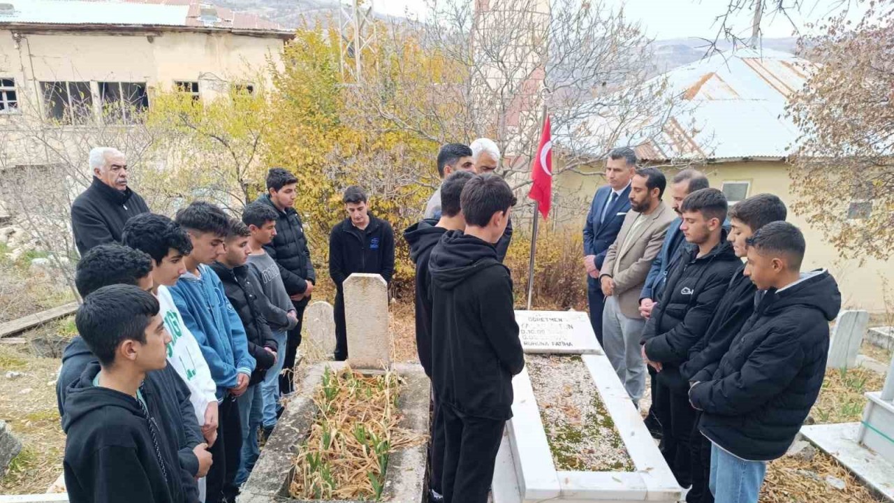 Şehit öğretmen Yaşar Uytun, kabri başında anıldı