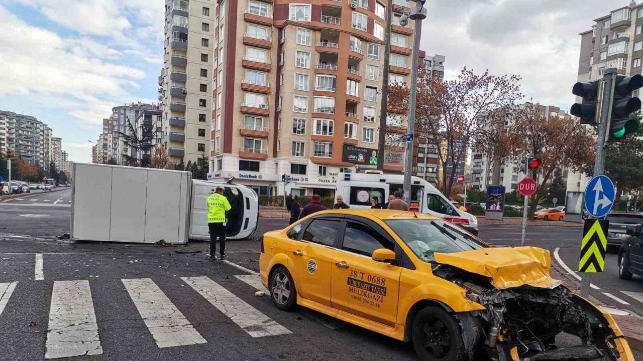 Ticari taksi ile çarpışan kamyonet devrildi: 6 yaralı