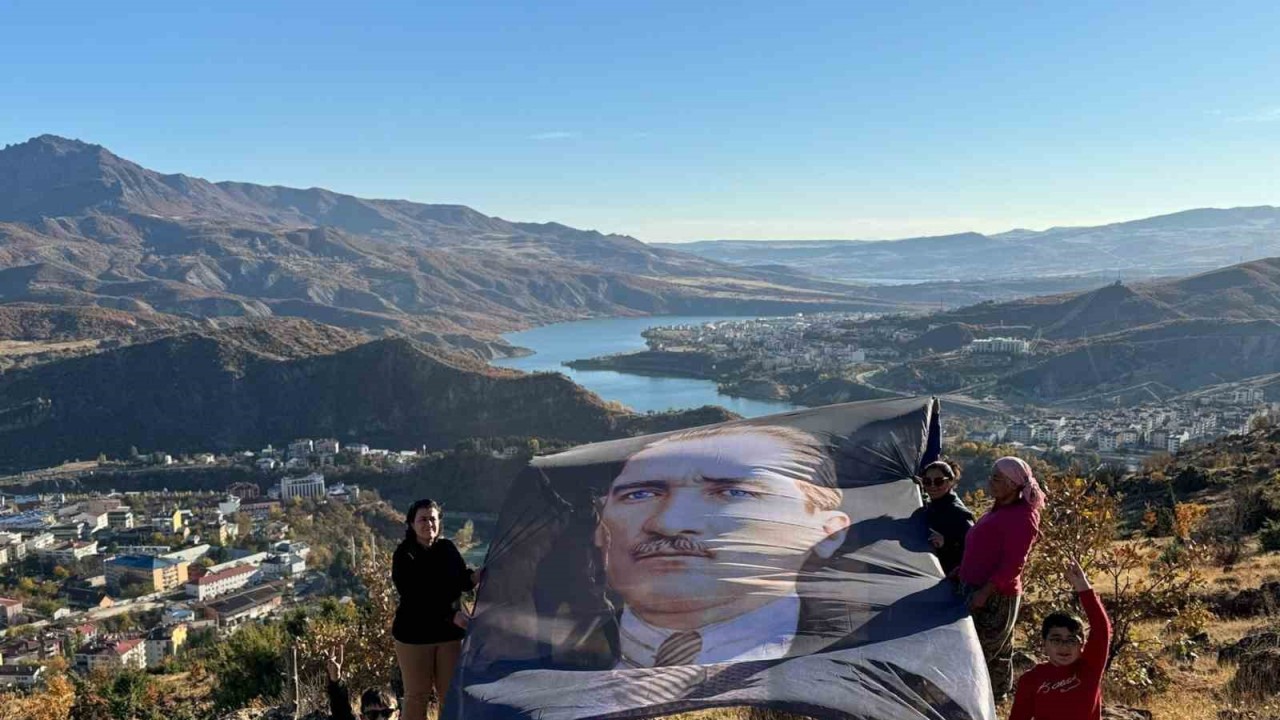 Tunceli’de dev posterle Atatürk anması