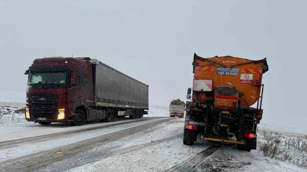 Yollar buz tuttu araçlar yolda kaldı