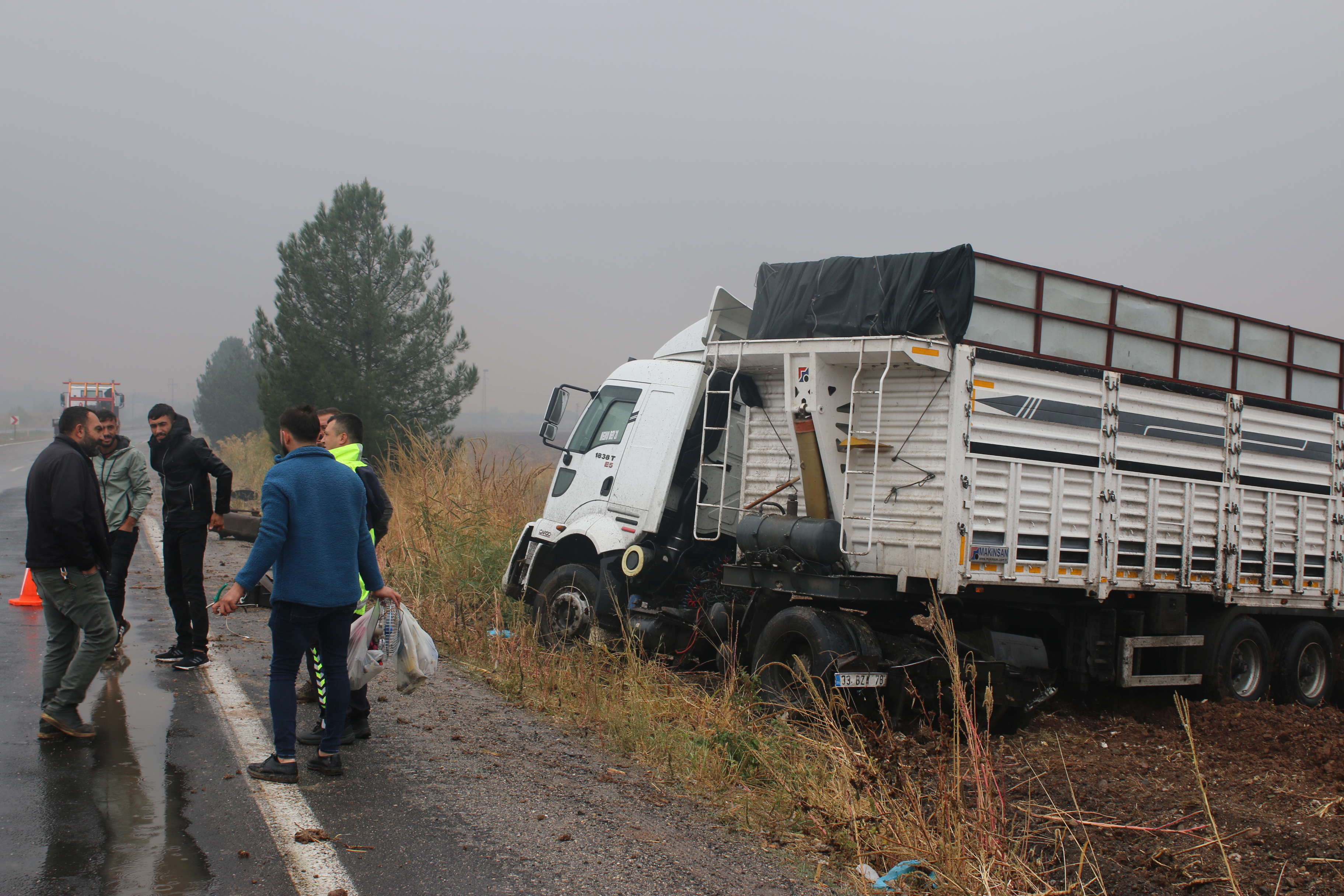 Diyarbakır Bismil'de Kontrolden Çıkan Tir Şarampole Uçtu 1 Yaralı (1)