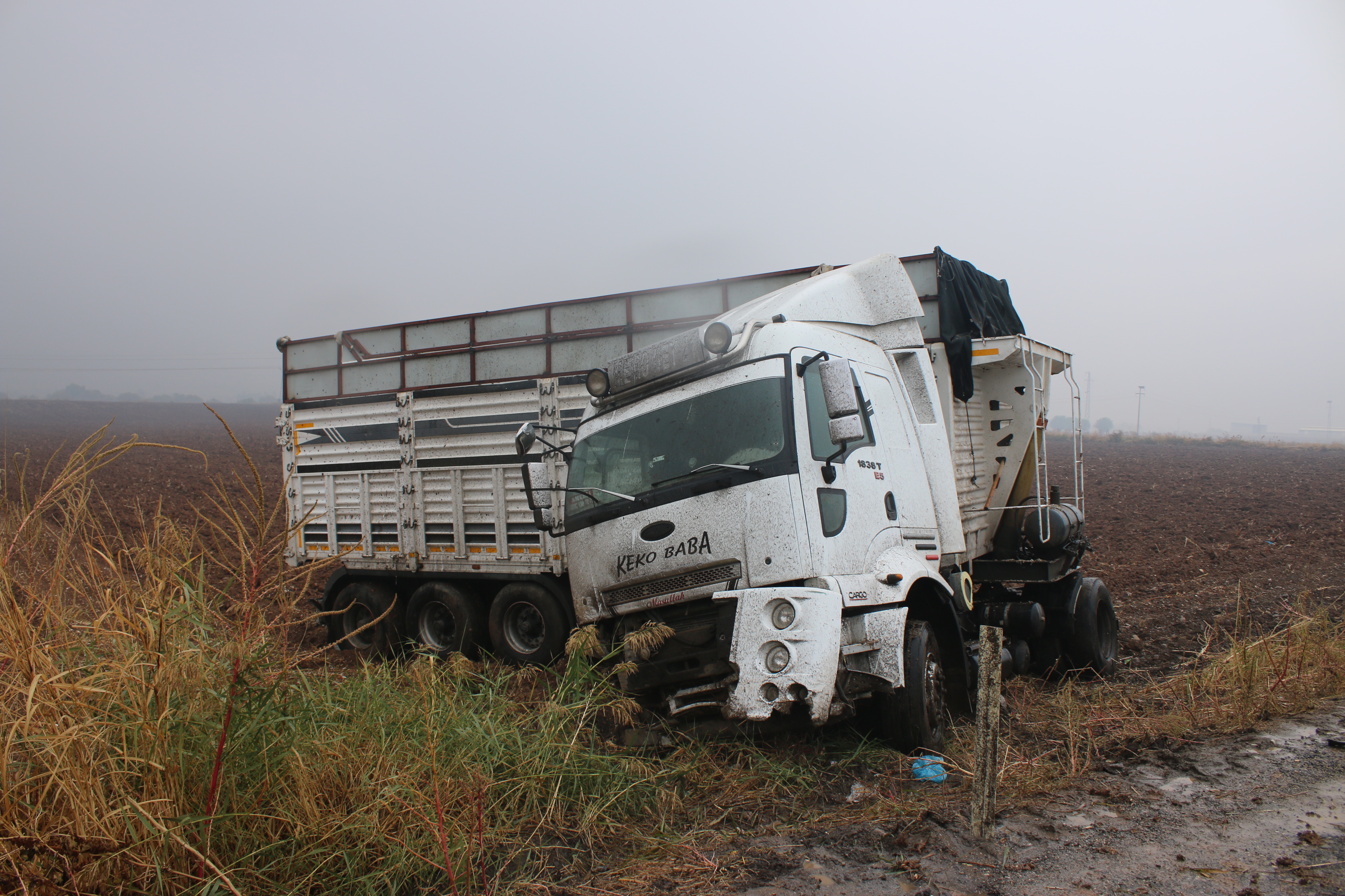 Diyarbakır Bismil'de Kontrolden Çıkan Tir Şarampole Uçtu 1 Yaralı (3)