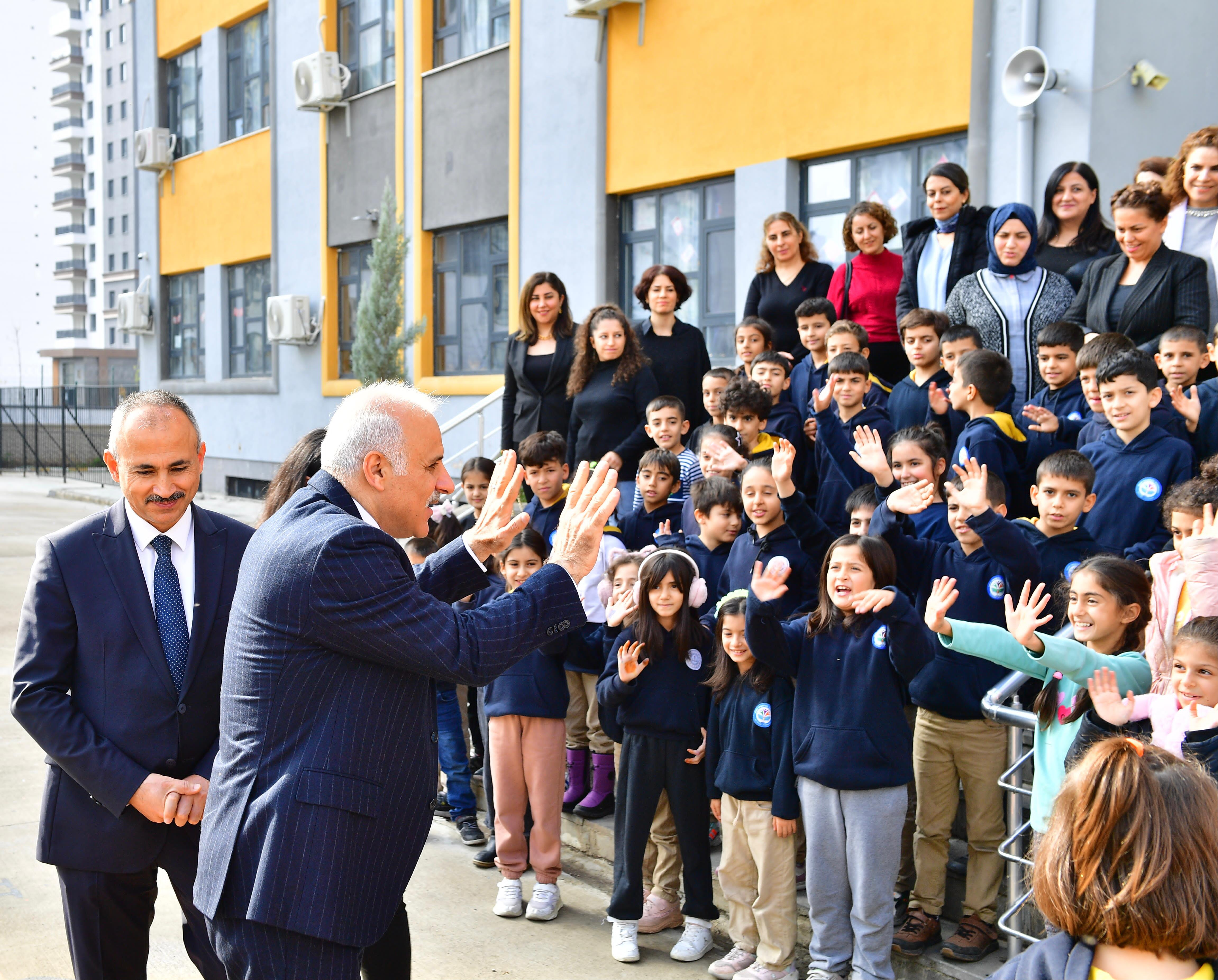 Diyarbakır valisi öğretmen ve öğrencilerle buluştu