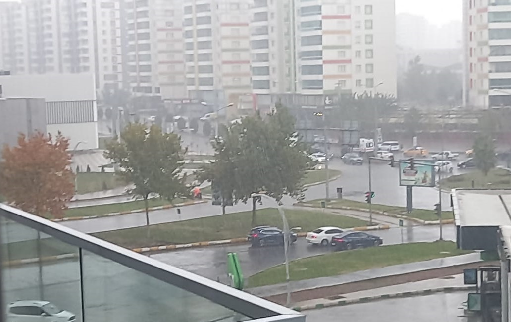 Diyarbakır’da Şimşeklerle gelen Yağış Sürprizi