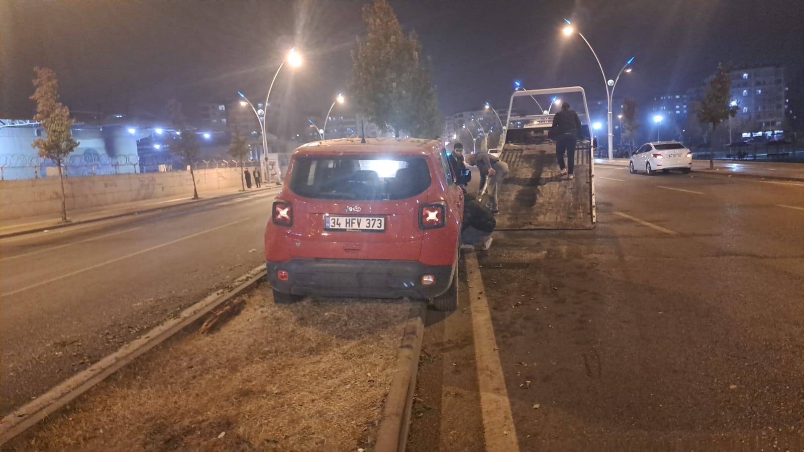 Diyarbakır’da kontrolden çıkan cip refüje çıktı: 1 yaralı