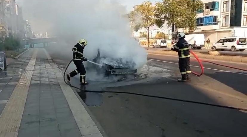 Diyarbakır'da seyir halindeki otomobilde yangın çıktı