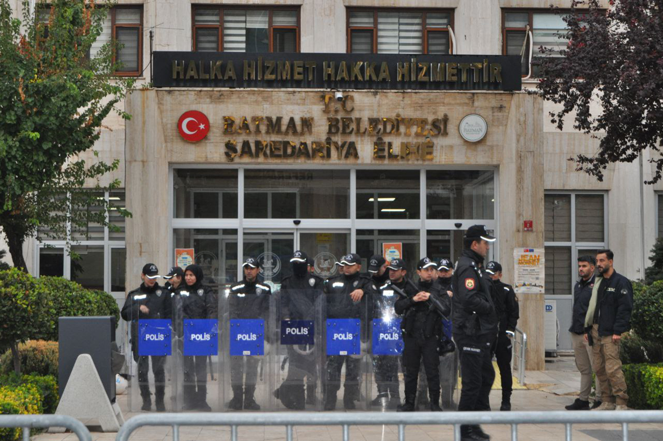 Diyarbakır'a 2'si il 3 komşu belediyeye kayyum atandı