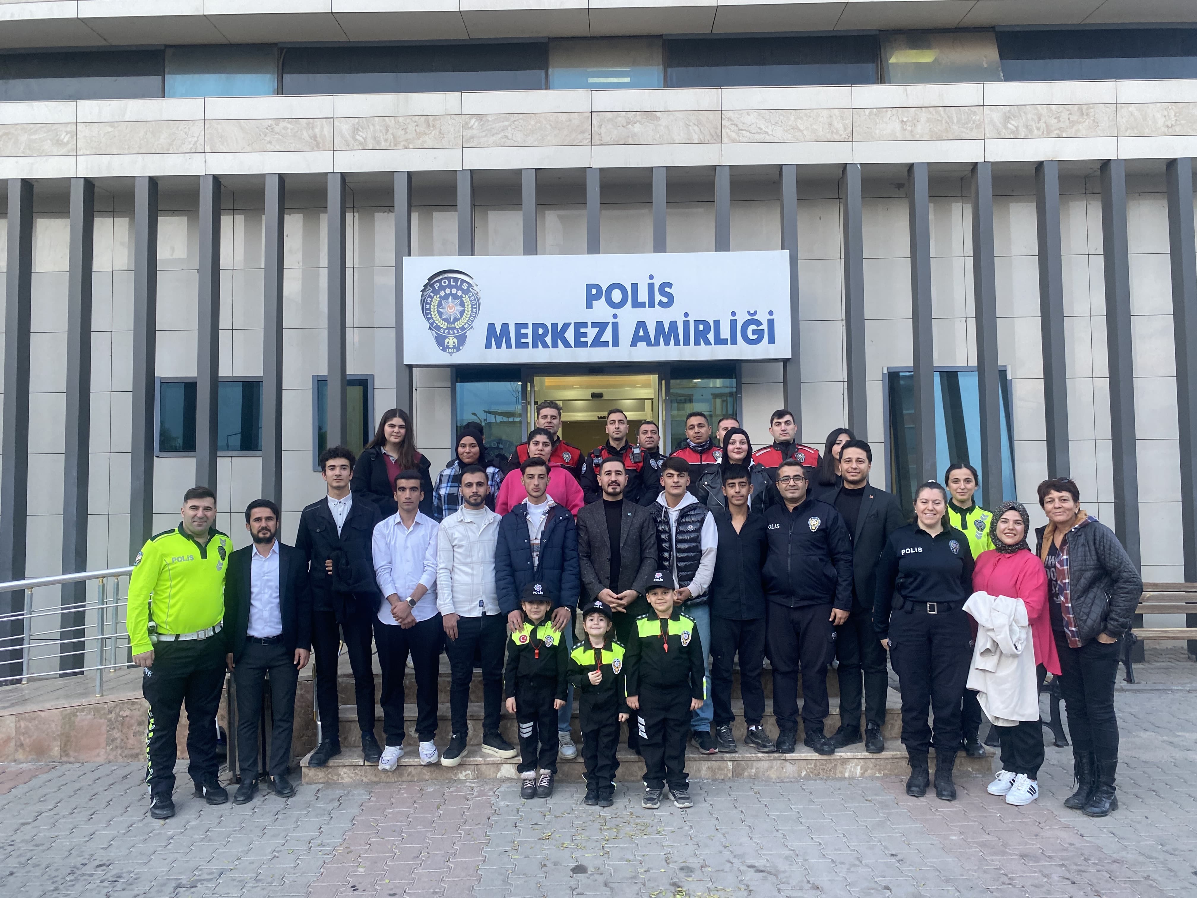 Diyarbakır'lı Gençler Emniyet Müdürlüğü'nü Gezdi! Polis Araçlarına Bindi (11)