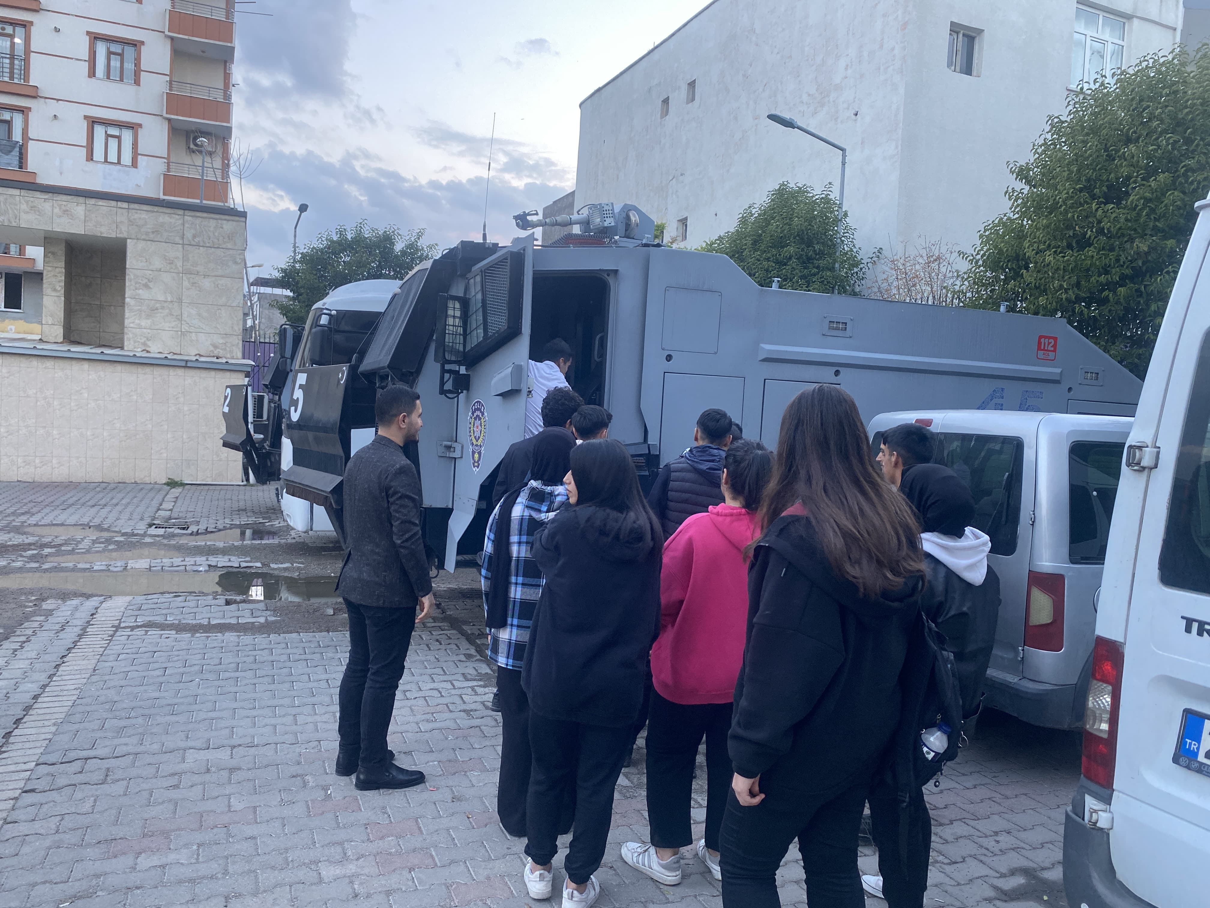 Diyarbakır'lı Gençler Emniyet Müdürlüğü'nü Gezdi! Polis Araçlarına Bindi (5)