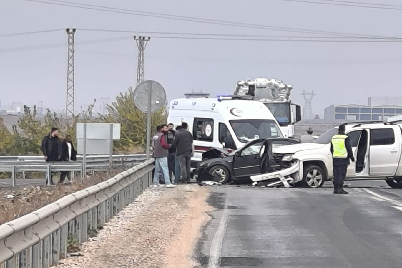 Eğil yolunda iki araç kafa kafaya çarpıştı