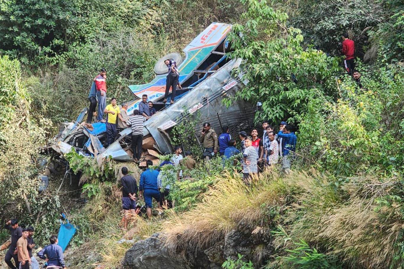 Hindistan'da otobüs uçuruma uçtu: 22 ölü 24 yaralı