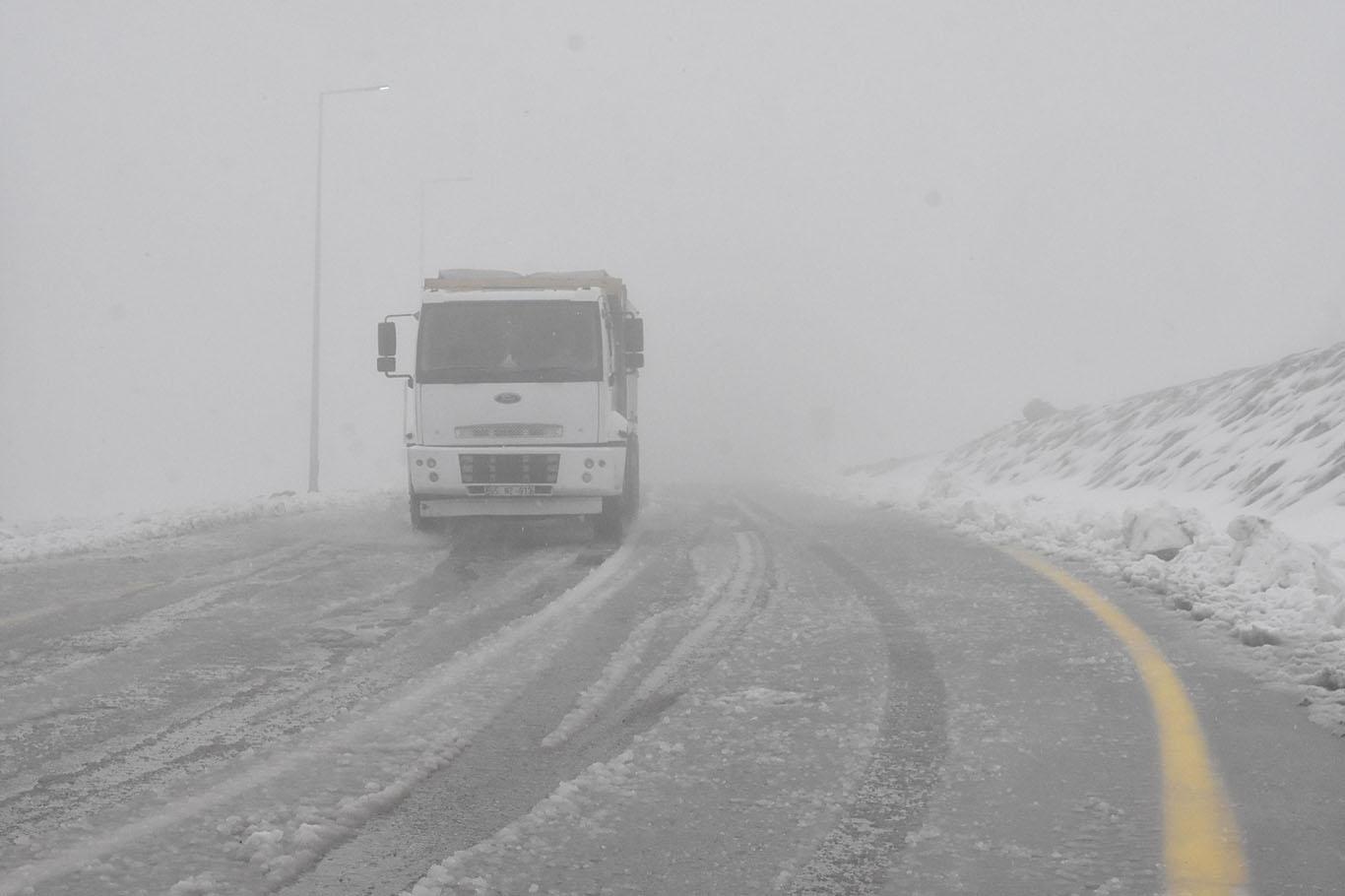 Kar yağışı sonrası buzlanma ulaşımı olumsuz etkiliyor