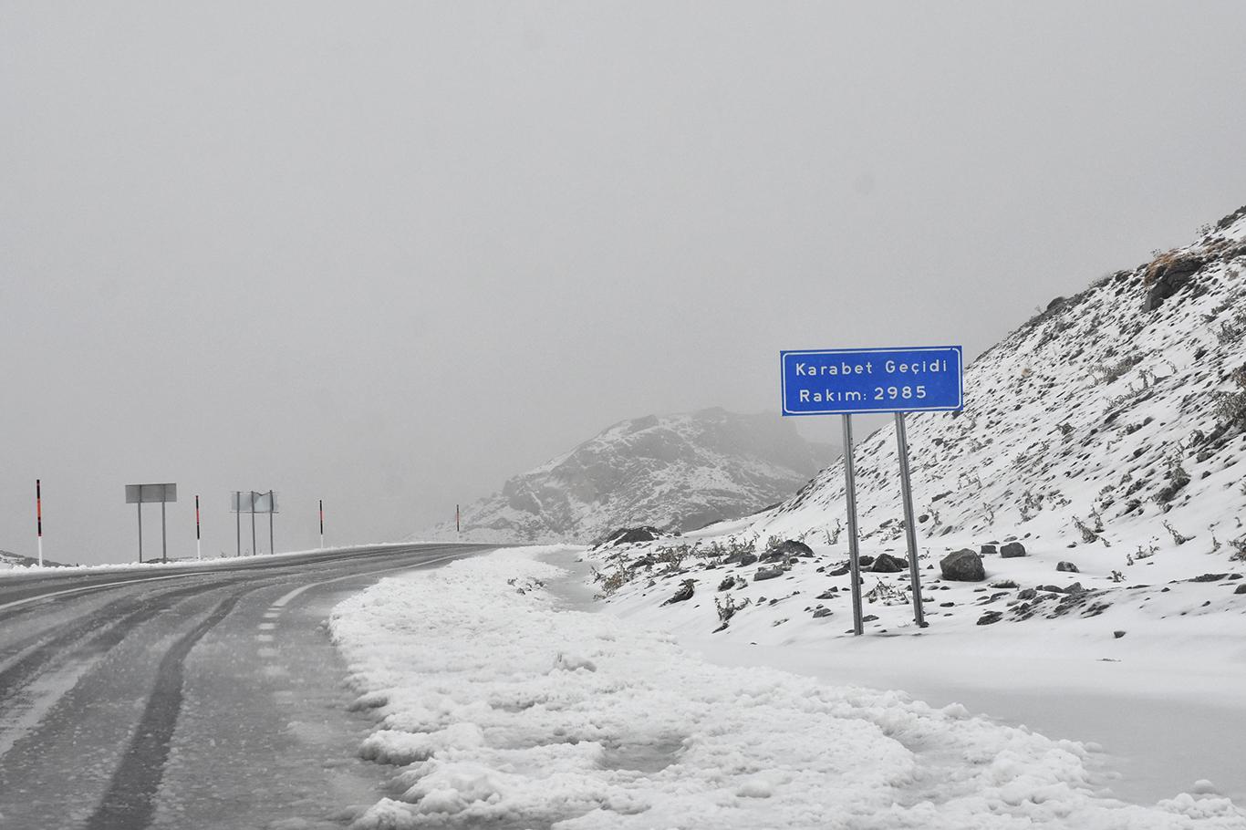 Karabet Geçidi'nde kar yağışı trafiği engeledi