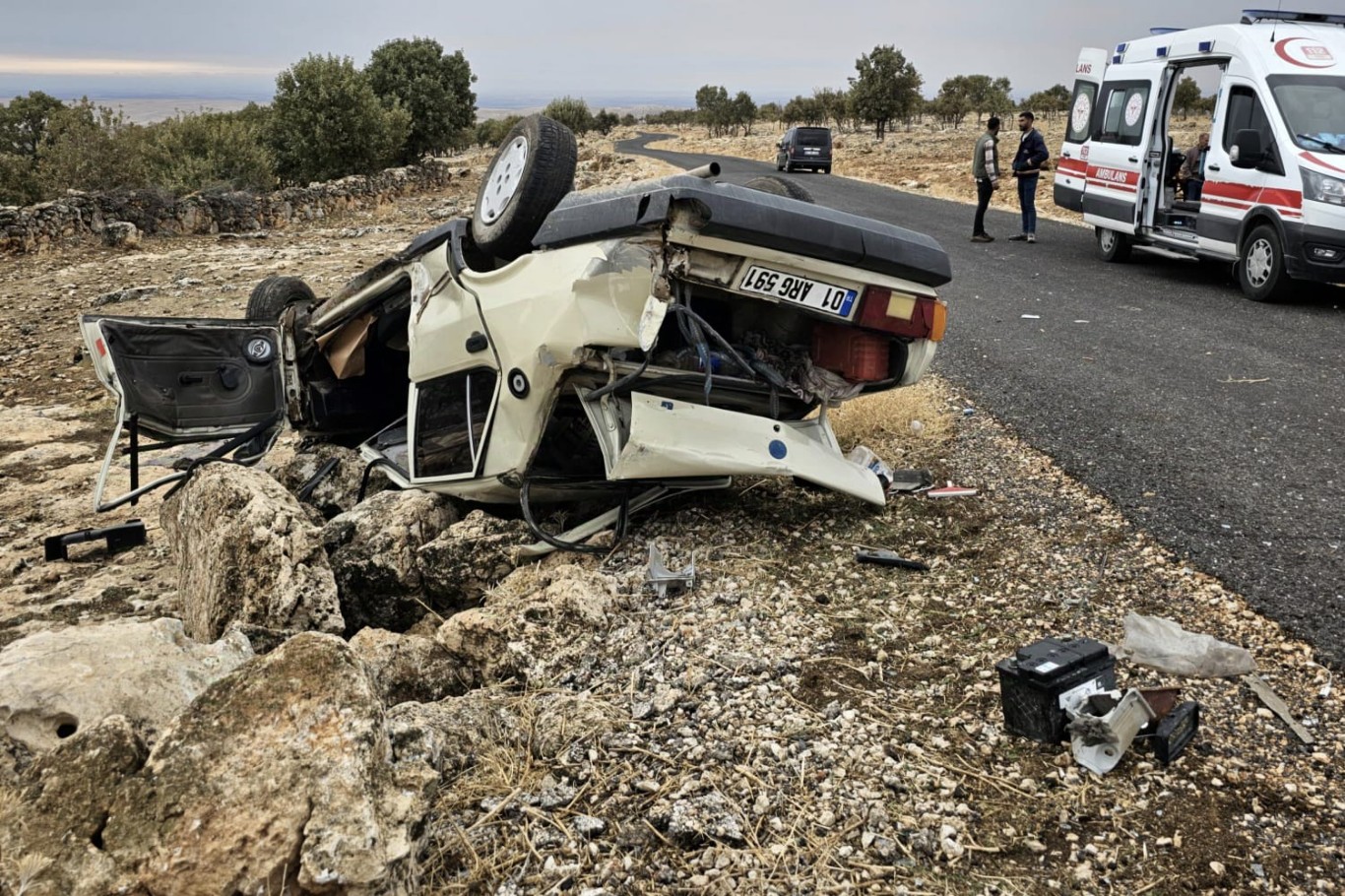 Mardin'de otomobil takla attı: 2 yaralı