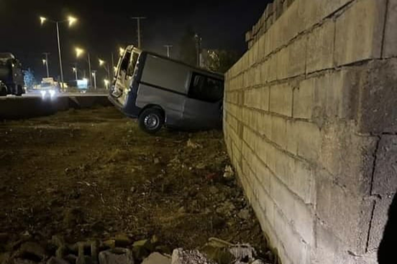 Nusaybin'de tırın çarptığı araç duvarı yıktı