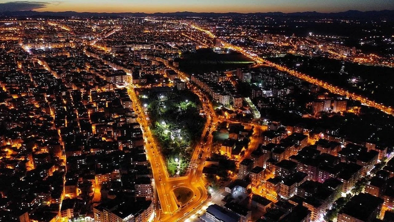 Diyarbakır'da Sonbahar Akşamları Tarihi Sur İlçesine Akın Ediliyor