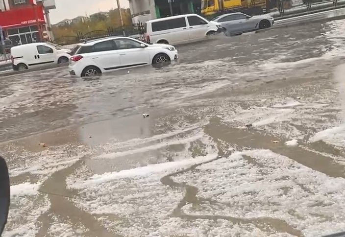 Diyarbakır’da sağanak yağış yolları göle çevirdi