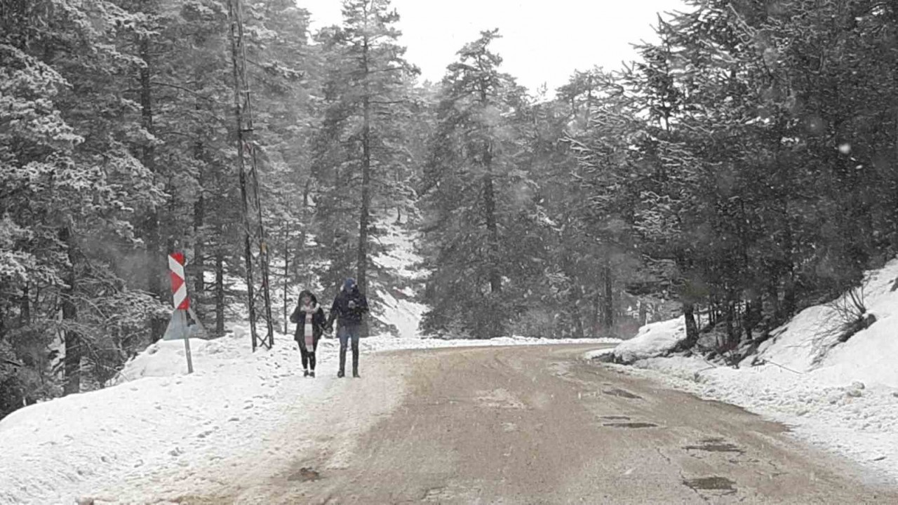 Abant Gölü Milli Parkı’nda kar yağışı başladı